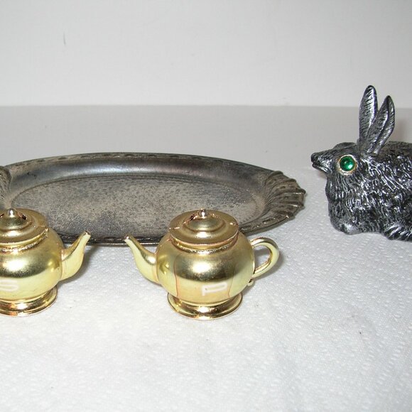 Vintage Assortment ~ Salt & Pepper Shaker, Rabbit, & OLD Tray ALL NICE!!! - Picture 6 of 8